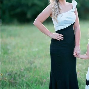 Like New Formal Black/white gown size 6